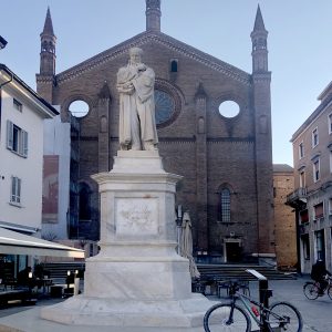 Davanti alla Basilica di San Francesco, Piazza Cavalli