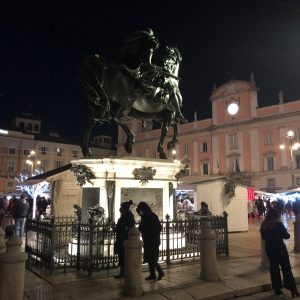 Piazza Cavalli vestita da sera