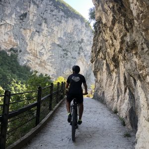 Lastricato per raggiungere il Tempio del Valadier